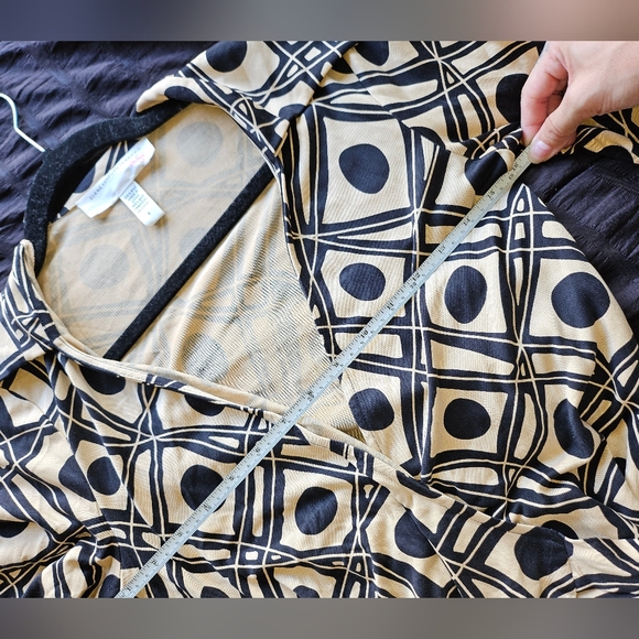 Diane Von Furstenberg Desinger Silk Printed Wrap Tan Black Blouse Top Womens 4 - Picture 5 of 9